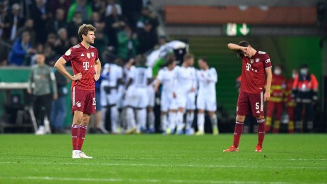 Bayern München schied nach einer deftigen Klatsche in Gladbach bereits in der zweiten Runde aus.