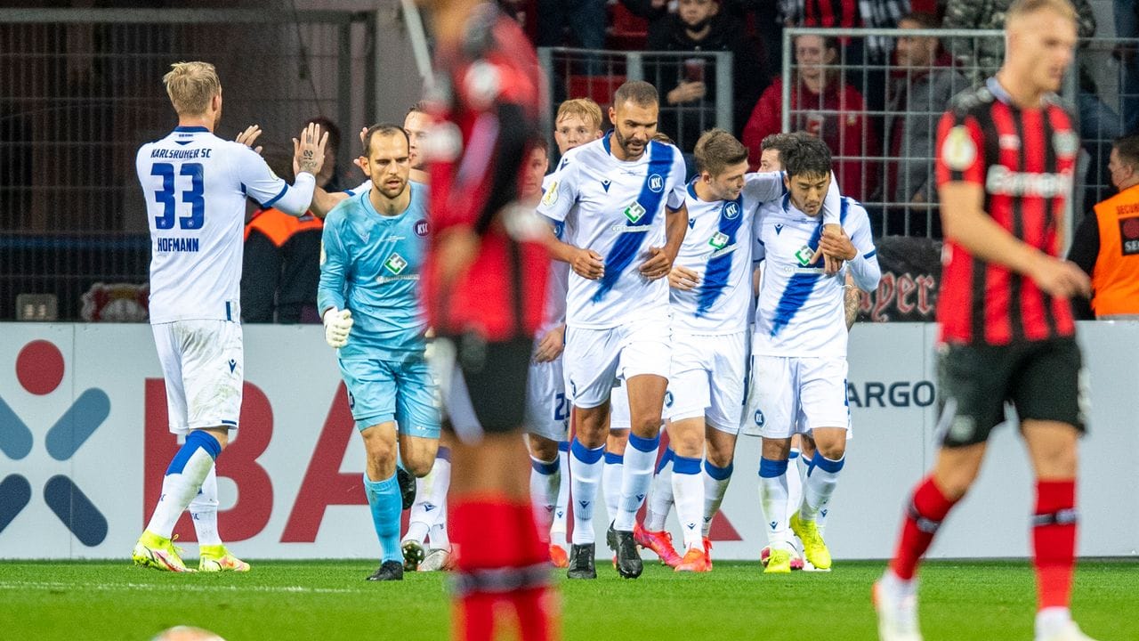 Bayer Leverkusen musste sich daheim Zweitligist Karlsruher SC geschlagen geben.