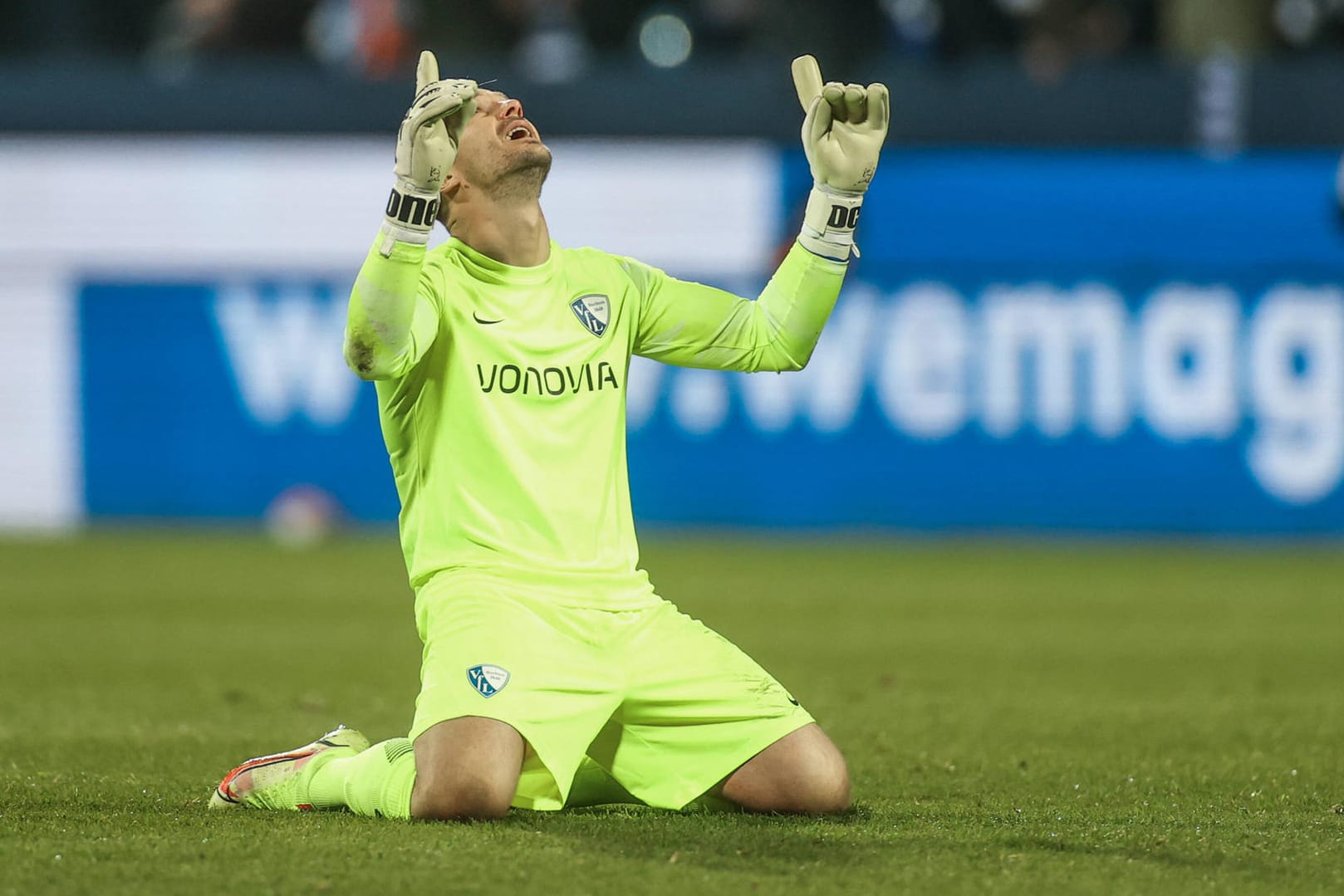 Manuel Riemann: Der VfL-Keeper hielt zwar keinen Elfmeter, wurde aber trotzdem zum Helden.