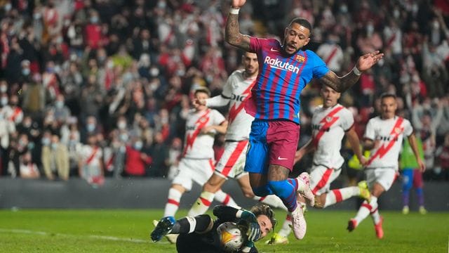 Memphis Depay (oben) musste sich mit dem FC Barcelona bei Rayo Vallecano geschlagen geben. Memphis Depay (oben) musste sich mit dem FC Barcelona bei Rayo Vallecano geschlagen geben.