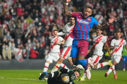 Memphis Depay (oben) musste sich mit dem FC Barcelona bei Rayo Vallecano geschlagen geben.