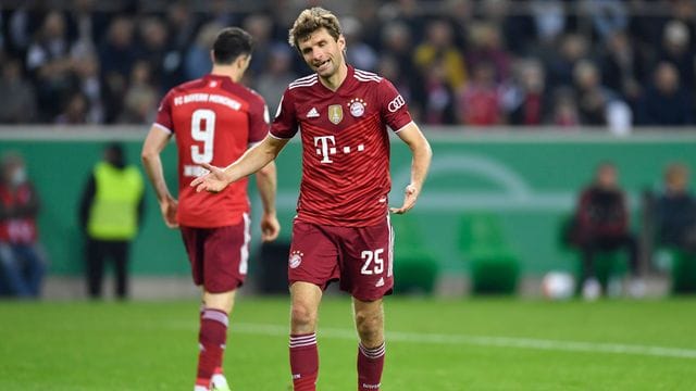 Mit 0:5 gingen Thomas Müller (r) und Robert Lewandowski mit den Bayern in Gladbach unter. Mit 0:5 gingen Thomas Müller (r) und Robert Lewandowski mit den Bayern in Gladbach unter.