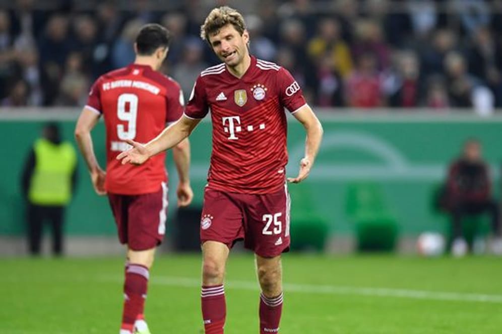 Mit 0:5 gingen Thomas Müller (r) und Robert Lewandowski mit den Bayern in Gladbach unter.