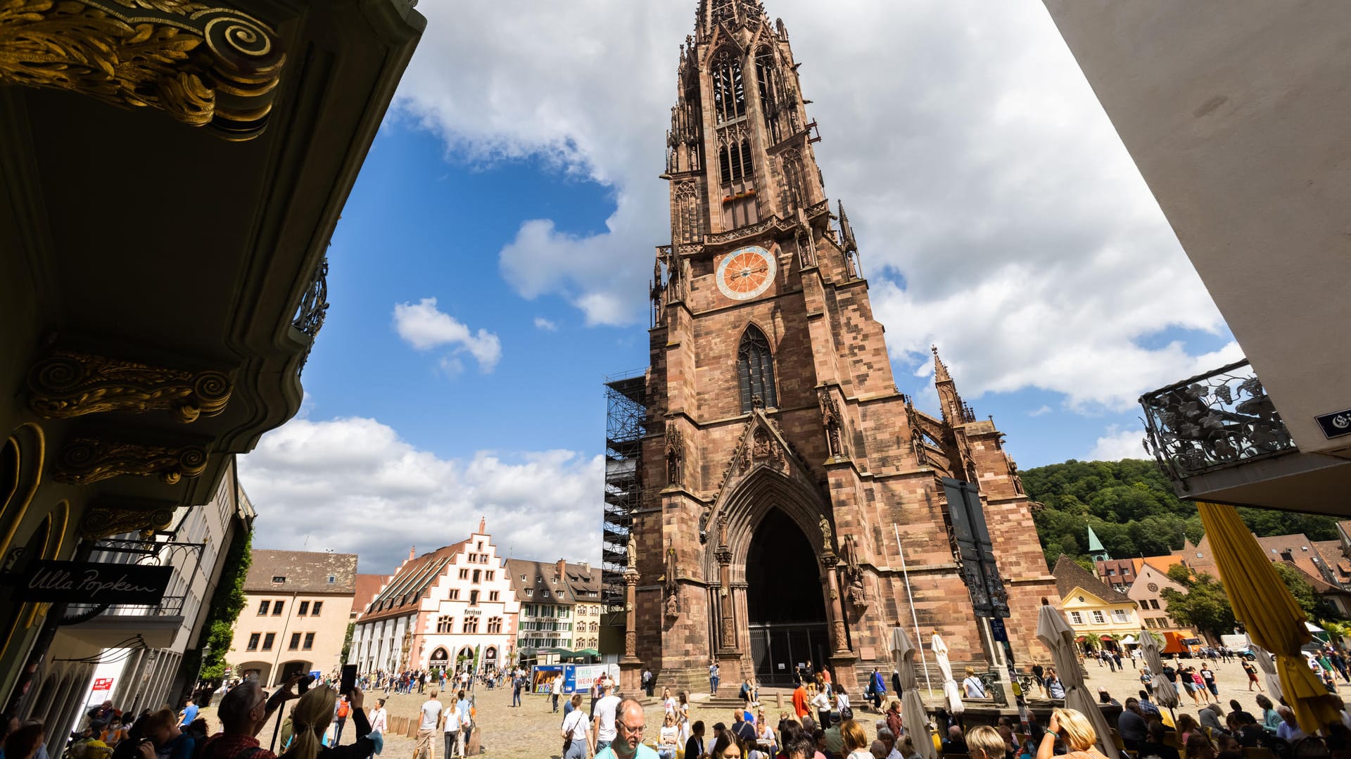 Menschen stehen auf dem Freiburger Münsterplatz: Die Stadt im Südwesten des Landes erfreut sich sowohl bei Touristen wie auch bei Einheimischen großer Beliebtheit.