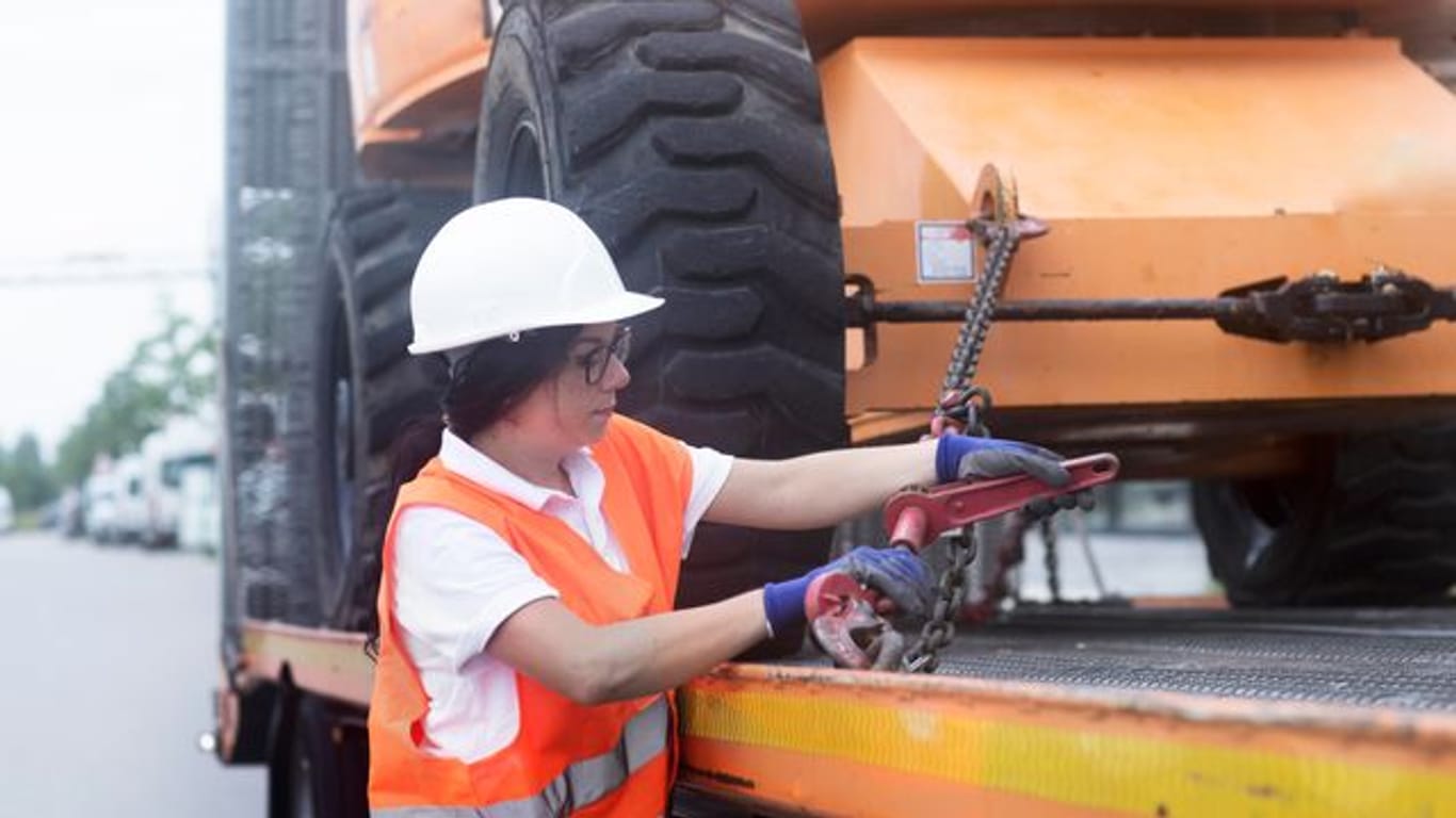 Ob Maschinenführerin oder Baggerfahrerin: Weibliche Auszubildende sind auf der Baustelle immer noch eine Seltenheit.