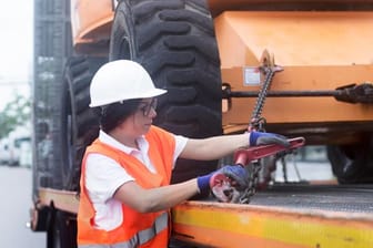 Ob Maschinenführerin oder Baggerfahrerin: Weibliche Auszubildende sind auf der Baustelle immer noch eine Seltenheit.