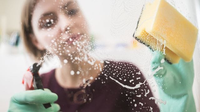 Weniger Reinigungsmittel reicht oft schon aus, um Schmutz zu entfernen.