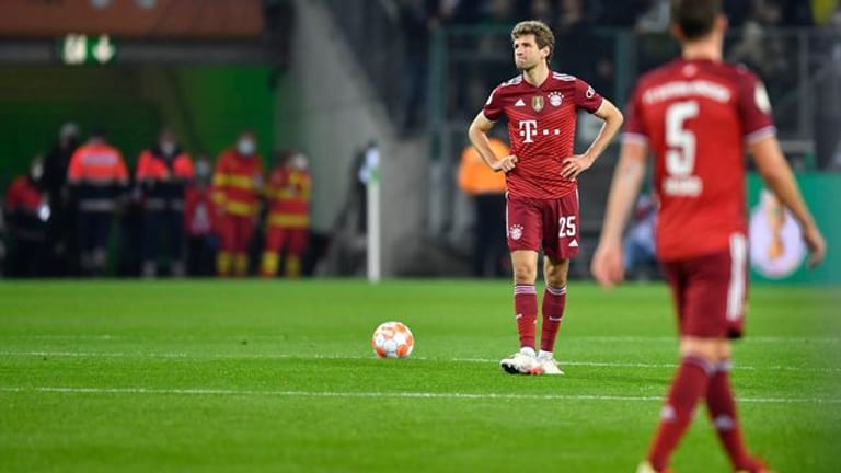 Die Bayern-Stars um Thomas Müller (l) und Benjamin Pavard waren nach der Niederlage bedient.