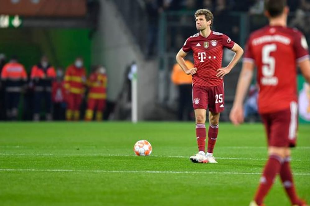 Die Bayern-Stars um Thomas Müller (l) und Benjamin Pavard waren nach der Niederlage bedient.
