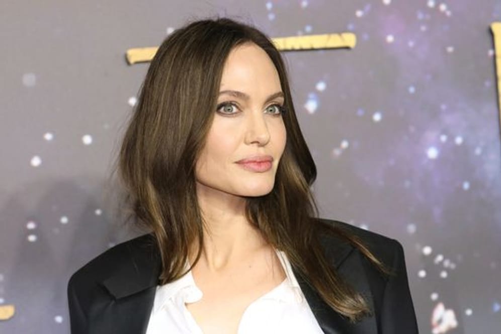 Angelina Jolie fühlt sich hinter der Kamera wohler.