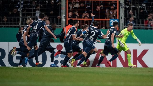 Torwart Manuel Riemann (r) wurde in Bochum gefeiert.