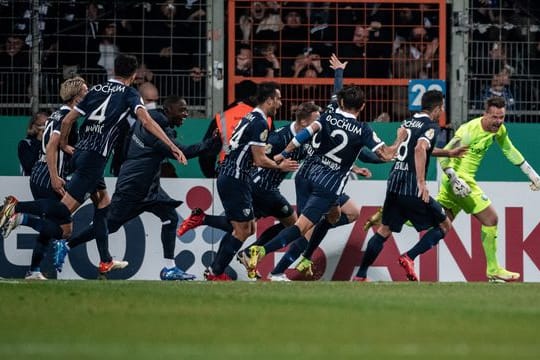 Torwart Manuel Riemann (r) wurde in Bochum gefeiert.