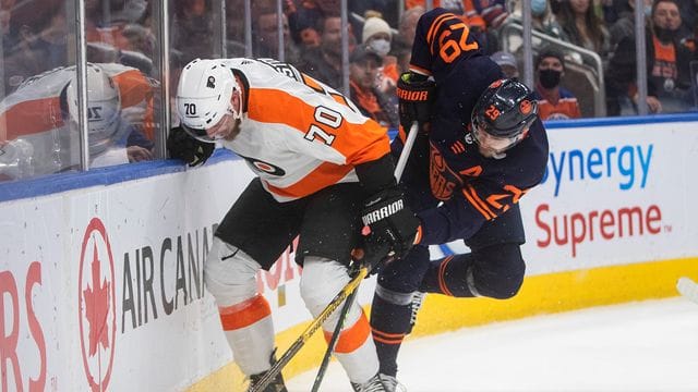 Leon Draisaitl (r) im Zweikampf mit Rasmus Ristolainen von den Philadelphia Flyers.