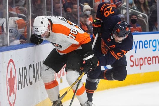 Leon Draisaitl (r) im Zweikampf mit Rasmus Ristolainen von den Philadelphia Flyers.