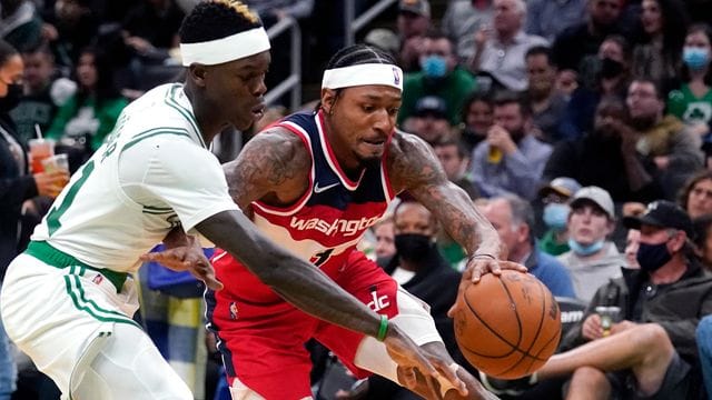 Bradley Beal (r) von Washington Wizards in Aktion gegen Dennis Schröder.