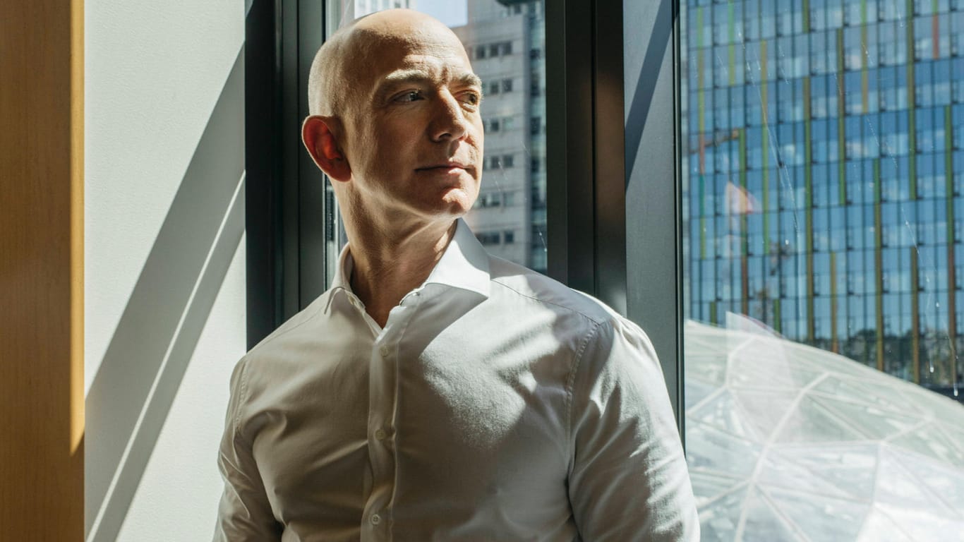 Jeff Bezos: Der zweitreichste Mann der Welt laut "Forbes"-Magazin scheint sich derzeit eine Mega-Jacht zu bauen.