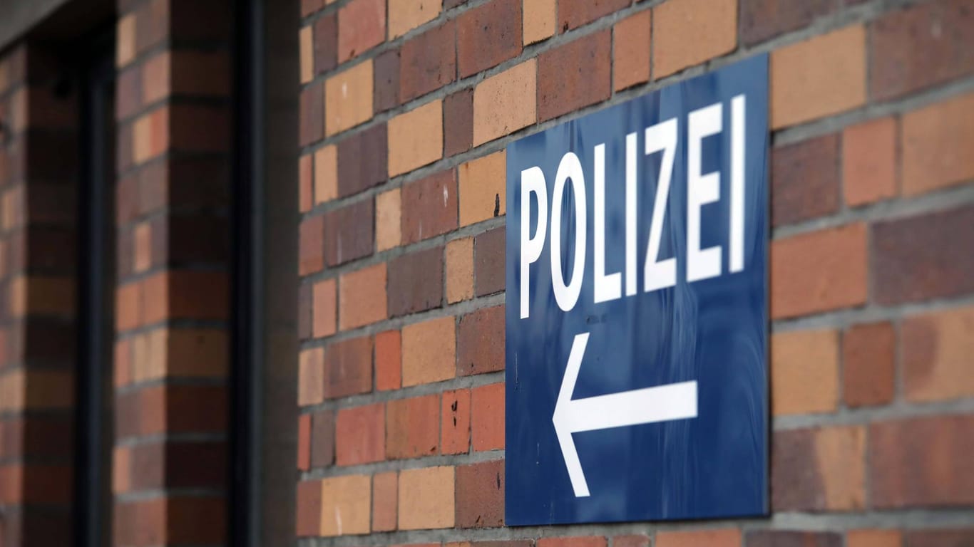 Ein Schild weist den Weg zu einer Polizeiwache (Symbolbild): Über drei Jahre nach einem tödlichen Überfall auf einen Wirt in Berlin ist der Fall noch immer nicht geklärt.