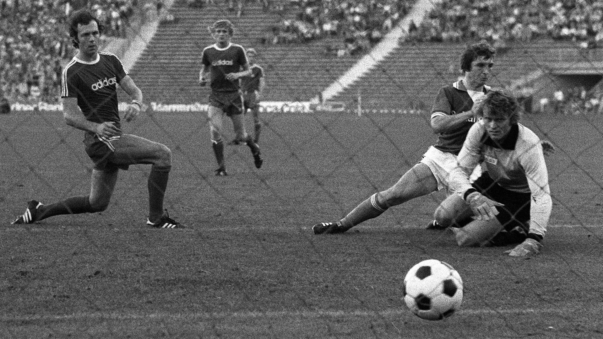 Bayern – Schalke 0:7: Die größte Schmach in der so ruhmreichen Klubgeschichte der Münchner ereignete sich am 9. Oktober 1976 im heimischen Olympiastadion. Schalke 04 zerlegte einen mit Stars wie Beckenbauer, Müller, Hoeneß, Rummenigge und Maier gespickten FCB. Mann des Tages: S04-Stürmerlegende Klaus Fischer, der viermal traf. Im Bild eines seiner Tore. Maier (r.) und Beckenbauer (l.) kommen zu spät.