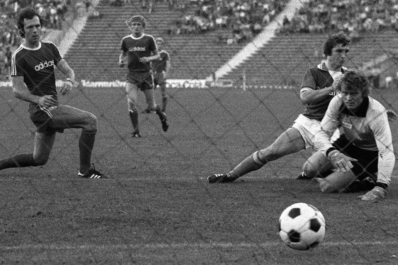 Bayern – Schalke 0:7: Die größte Schmach in der so ruhmreichen Klubgeschichte der Münchner ereignete sich am 9. Oktober 1976 im heimischen Olympiastadion. Schalke 04 zerlegte einen mit Stars wie Beckenbauer, Müller, Hoeneß, Rummenigge und Maier gespickten FCB. Mann des Tages: S04-Stürmerlegende Klaus Fischer, der viermal traf. Im Bild eines seiner Tore. Maier (r.) und Beckenbauer (l.) kommen zu spät.