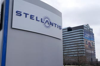 Stellantis-Schild vor dem Chrysler Technology Center in Auburn Hills: Der Opel-Mutterkonzern musste seine Absatzprognose deutlich herunterschrauben.