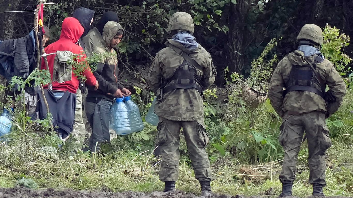 Polnische Soldaten stoppen Migranten an der belarussischen Grenze: Sachsen und Brandenburg fordern die Bundesregierung zu einem härteren Kurs gegenüber Belarus und Russland auf.