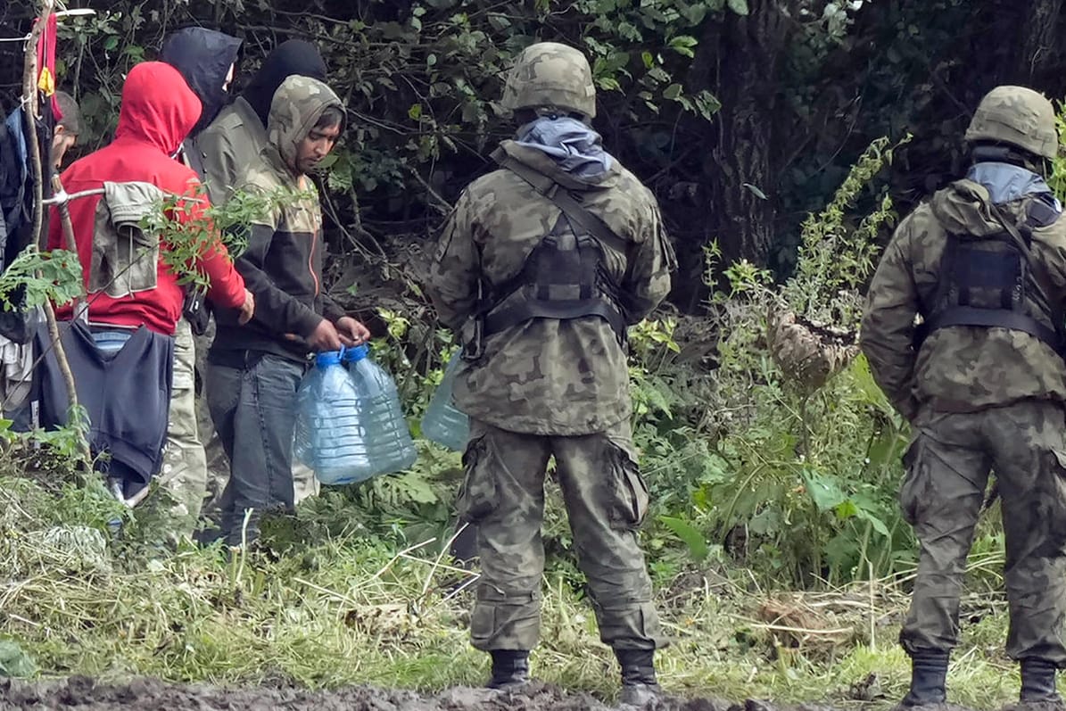 Polnische Soldaten stoppen Migranten an der belarussischen Grenze: Sachsen und Brandenburg fordern die Bundesregierung zu einem härteren Kurs gegenüber Belarus und Russland auf.