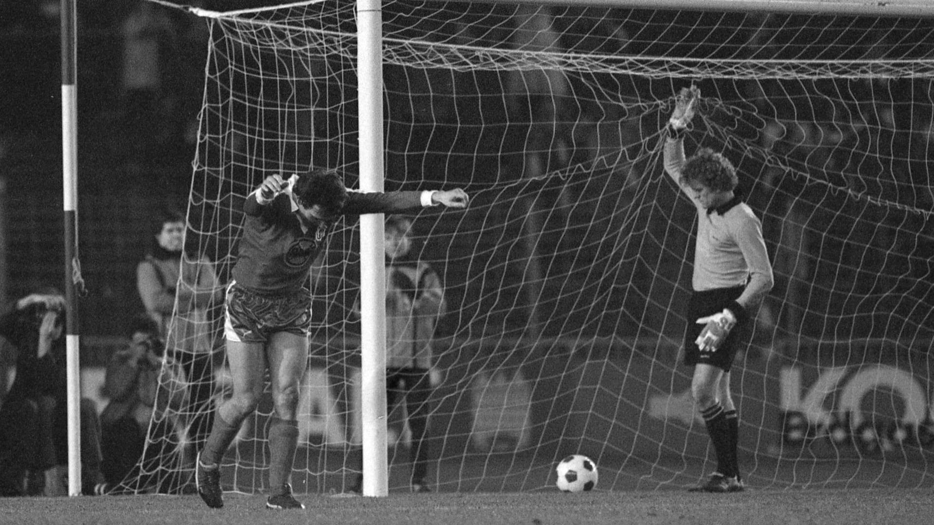 Düsseldorf – Bayern 7:1: Zwei Jahre und zwei Monate nach der Schalke-Schmach, ging der Rekordmeister im Düsseldorfer Rheinstadion unter. Torwart Sepp Maier (r.) musste am 9. Dezember 1978 erneut siebenmal den Ball aus dem Netz holen. Links jubelt Fortunas Wolfgang Seel, der an diesem Tag genau wie Klaus Allofs und Emanuel Günther doppelt traf.