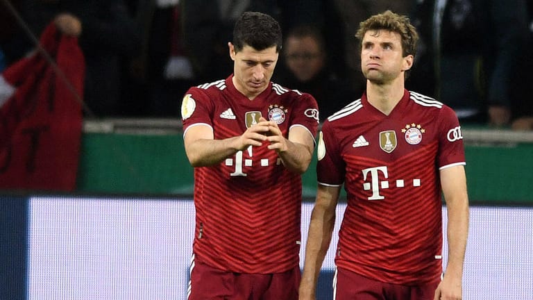 Enttäuschte Bayern: Robert Lewandowski und Thomas Müller konnten kaum glauben, was ihnen in Mönchengladbach widerfährt.