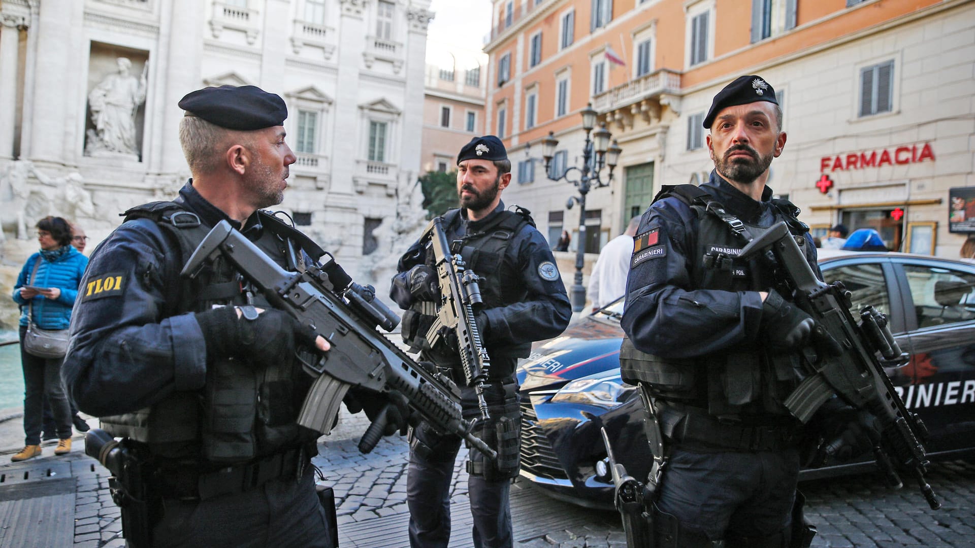 Rom: Bewaffnete Polizisten patrouillieren in der Nähe des Trevi-Brunnens.