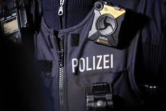 Polizei in Nordrhein-Westfalen (Symbolbild): Im Landkreis Düren fand eine Razzia statt.