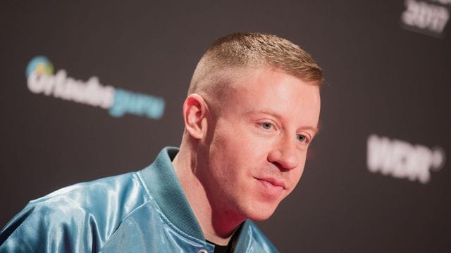 Der US-amerikanische Rapper Macklemore wird von seiner kleinen Tochter beurteilt.