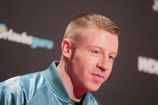 Der US-amerikanische Rapper Macklemore wird von seiner kleinen Tochter beurteilt.