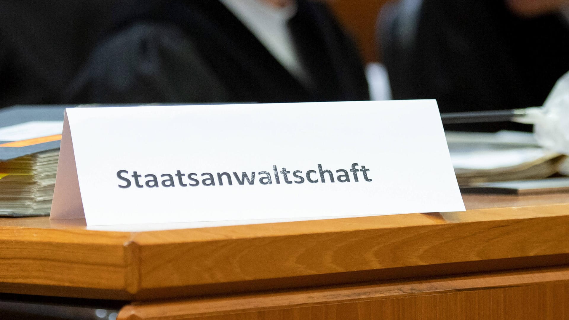 Staatsanwaltschaft Frankfurt am Main: Dort wurde erneut eine Anklage gegen einen Mann erhoben, der Verbindungen zu "NSU 2.0" haben soll. Staatsanwaltschaft Frankfurt am Main: Dort wurde erneut eine Anklage gegen einen Mann erhoben, der Verbindungen zu "NSU 2.0" haben soll.
