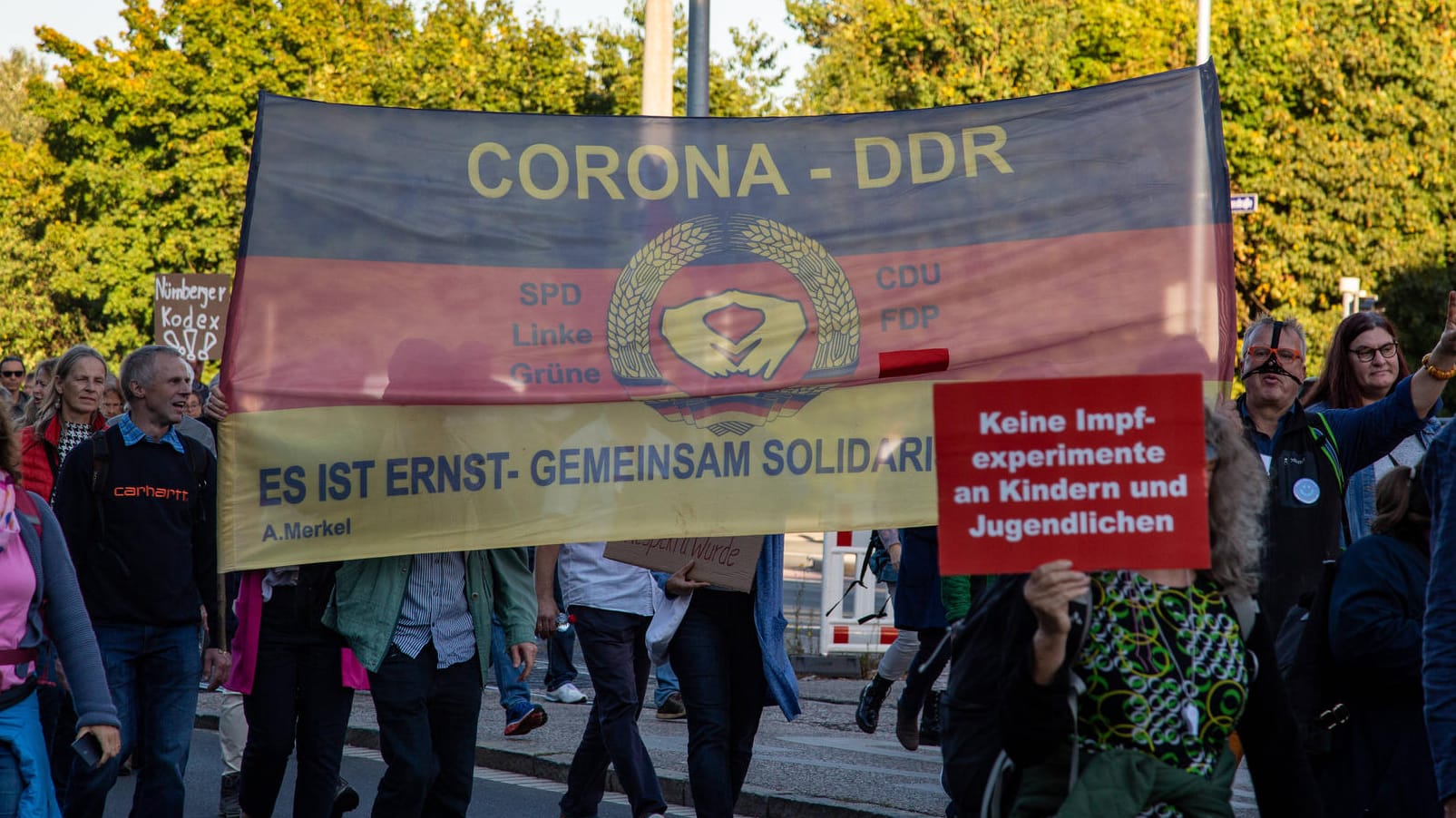 Die Mehrheit der Bevölkerung muss ein deutliches Signal senden: Demonstration von Impfgegnern.