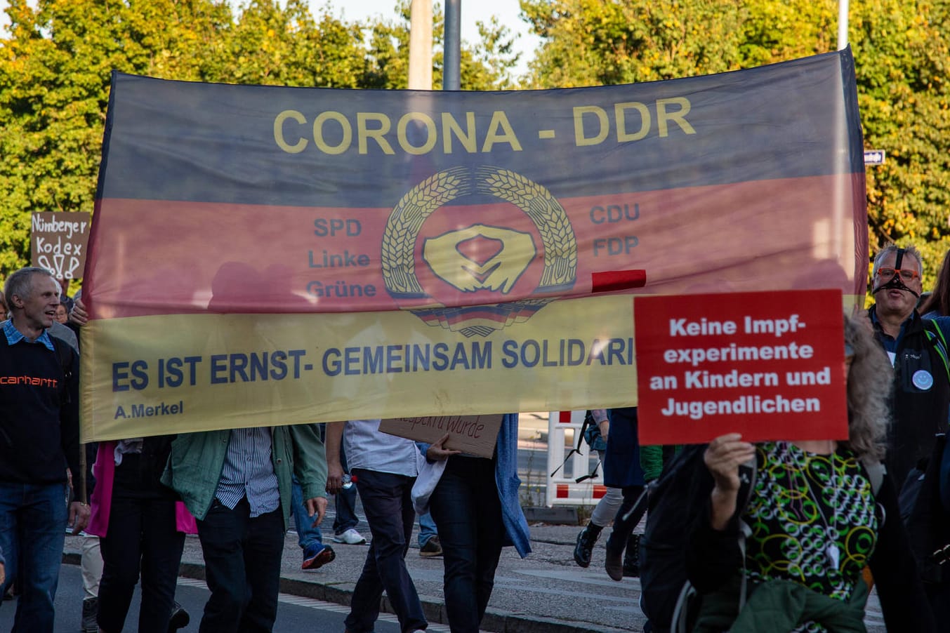 Die Mehrheit der Bevölkerung muss ein deutliches Signal senden: Demonstration von Impfgegnern.