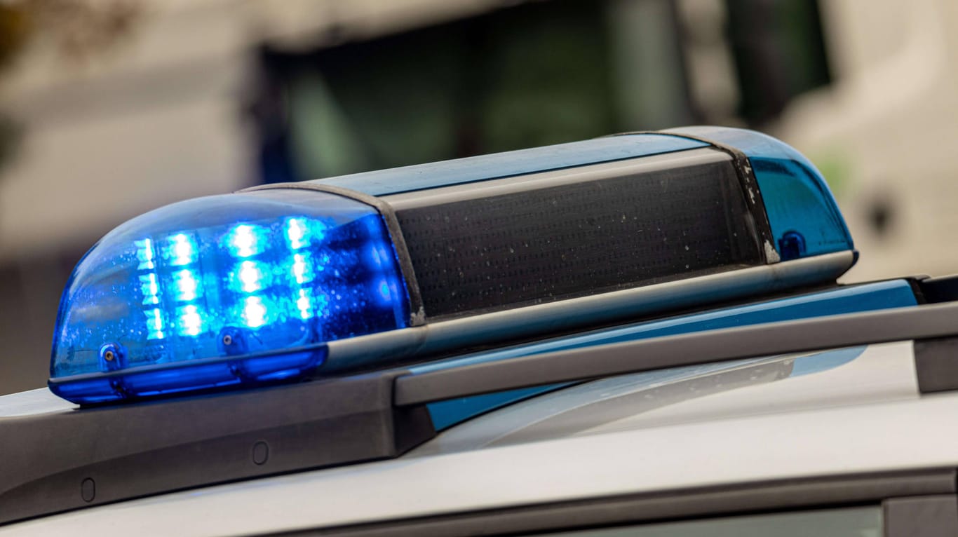 Blaulicht auf Streifenwagen (Symbolbild): Laut Polizei besteht für die Bevölkerung keine Gefahr.