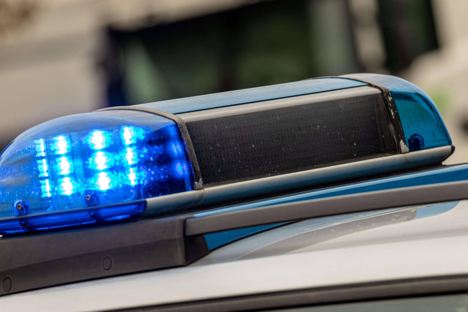 Blaulicht auf Streifenwagen (Symbolbild): Laut Polizei besteht für die Bevölkerung keine Gefahr.