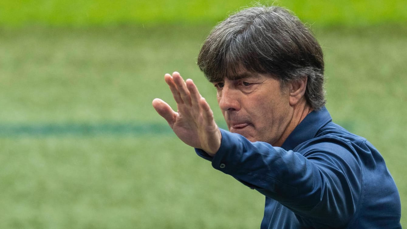 Joachim Löw: Der Ex-Bundestrainer wird von Bundespräsident Frank-Walter Steinmeier offiziell verabschiedet. Joachim Löw: Der Ex-Bundestrainer wird von Bundespräsident Frank-Walter Steinmeier offiziell verabschiedet.