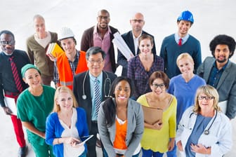 Gruppenbild mit Vertretern verschiedener Berufsgruppen. Menschen, die im Schichtdiensten arbeiten, haben ein erhöhtes Risiko für stressbedingten Bluthochdruck.