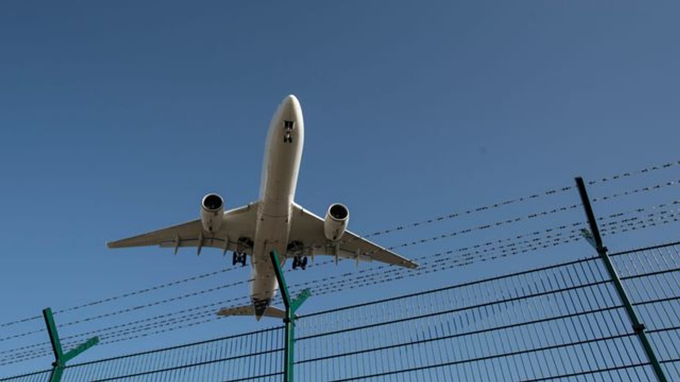 Ein Flugzeug im Landeanflug (Symbolbild): Reisende am Flughafen Frankfurt müssen sich wohl auf Verspätungen einstellen.