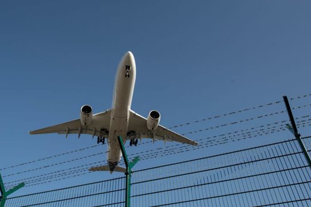 Ein Flugzeug im Landeanflug (Symbolbild): Reisende am Flughafen Frankfurt müssen sich wohl auf Verspätungen einstellen.
