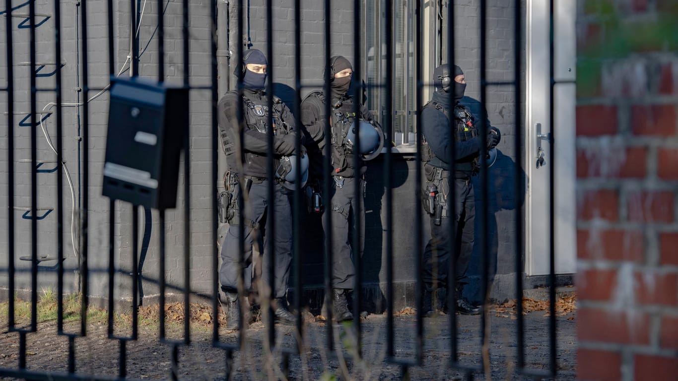 Polizeibeamte stehen vor einem Gebäude in einem Gewerbegebiet: In Berlin und Brandenburg wurden mehrere Personen festgenommen.