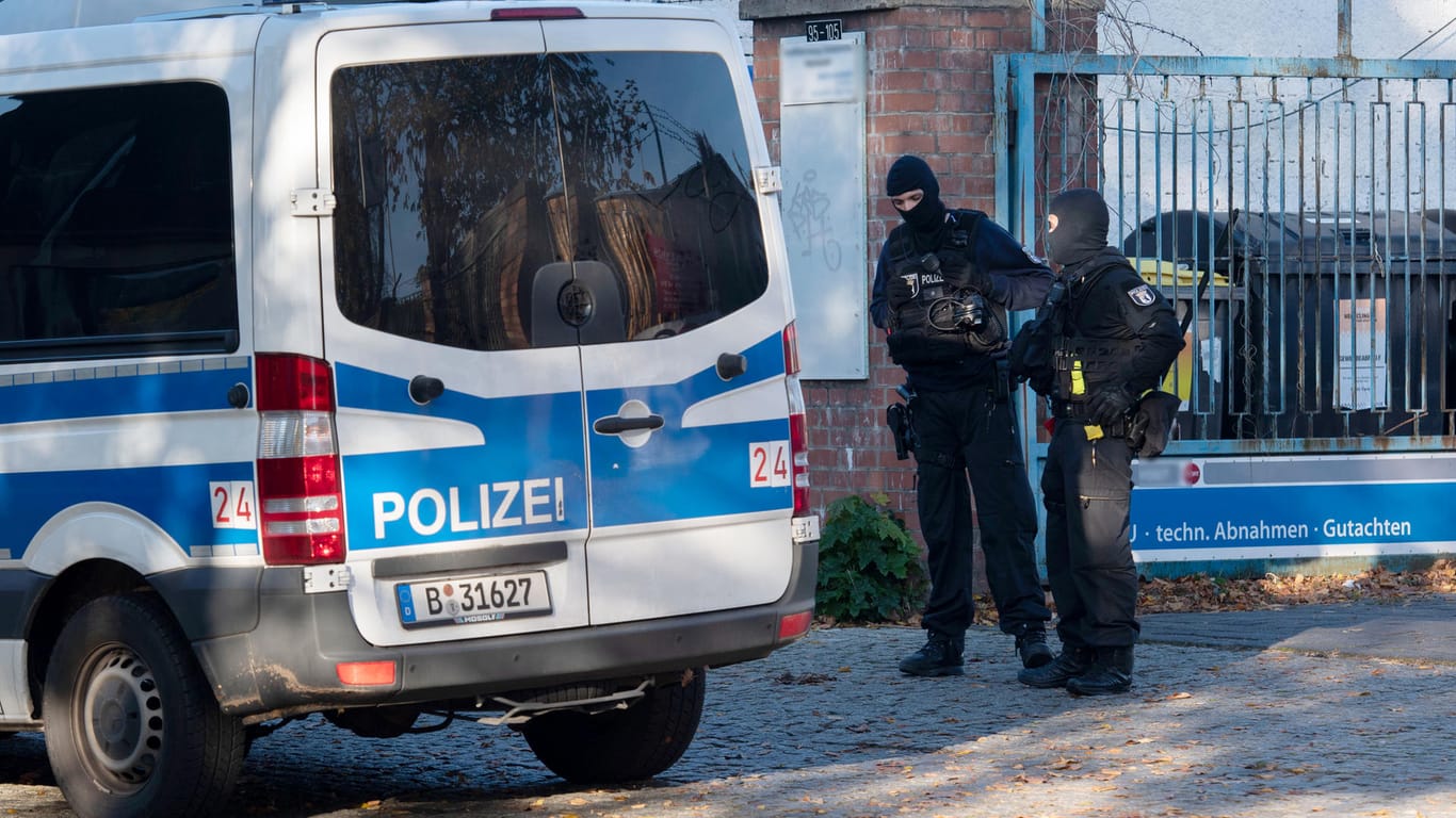 Polizeibeamte während eines Einsatzes in Berlin: Hunderte Kräfte waren an der Razzia beteiligt.