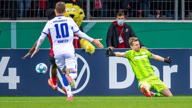 Leverkusens Torwart Lukas Hradecky patzte gegen den KSC.