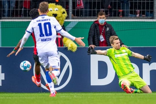 Leverkusens Torwart Lukas Hradecky patzte gegen den KSC.