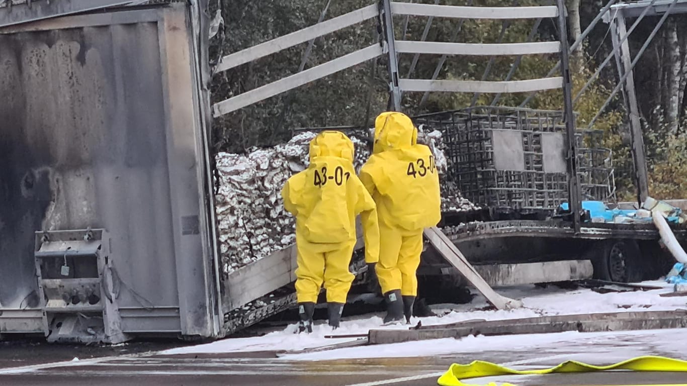 Einsatzkräfte bei Hannover: Die Kühlung des Chemietransporters beschäftigte die örtliche Feuerwehr seit Mittwoch.