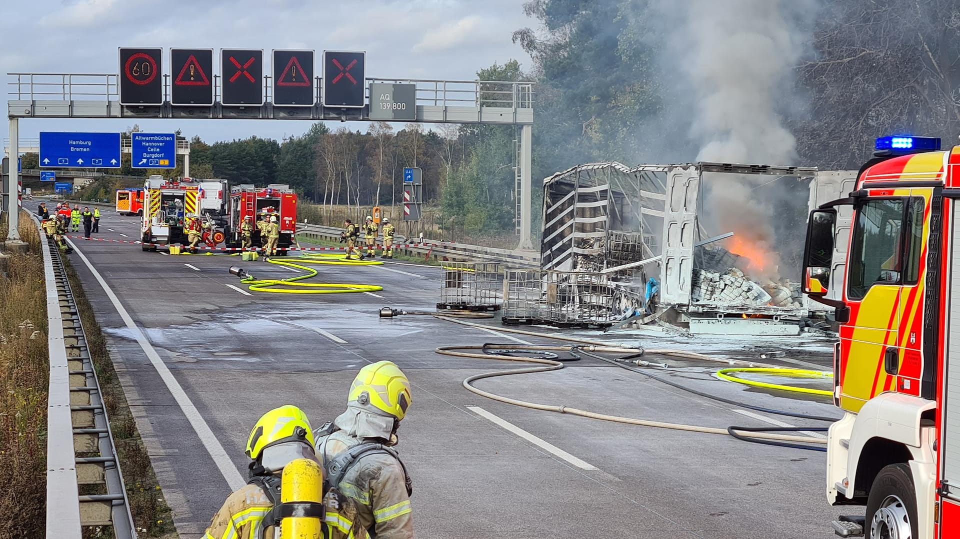 Brennender Transporter auf der A7: Die Strecke war auch am Donnerstag noch gesperrt. Brennender Transporter auf der A7: Die Strecke war auch am Donnerstag noch gesperrt.
