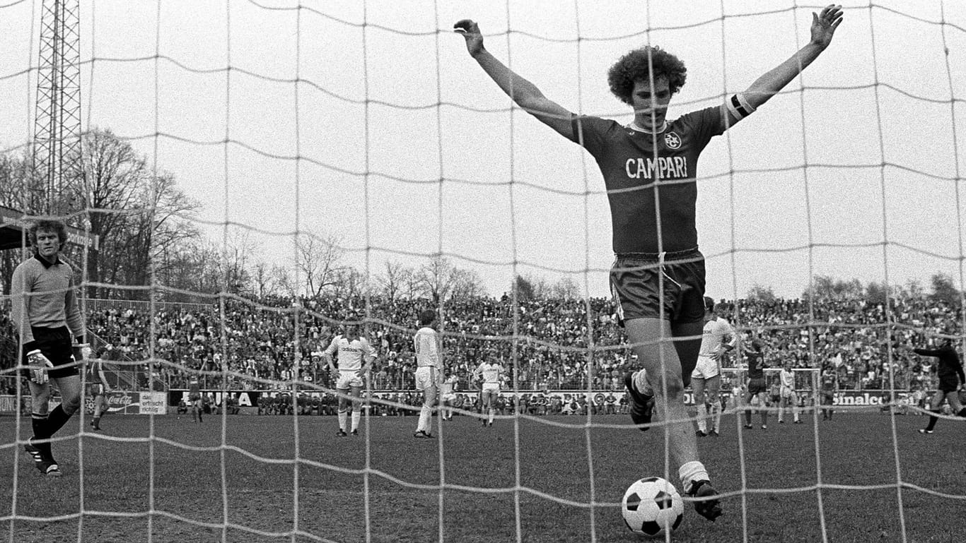 Es war bis gestern das letzte 0:5 der Bayern: Kaiserslauterns Kapitän und Torjäger Klaus Toppmöller schiebt am 29. April 1978 den Ball ins verwaiste Bayern-Tor. Links am Bildrand: Ein entnervter Sepp Maier.