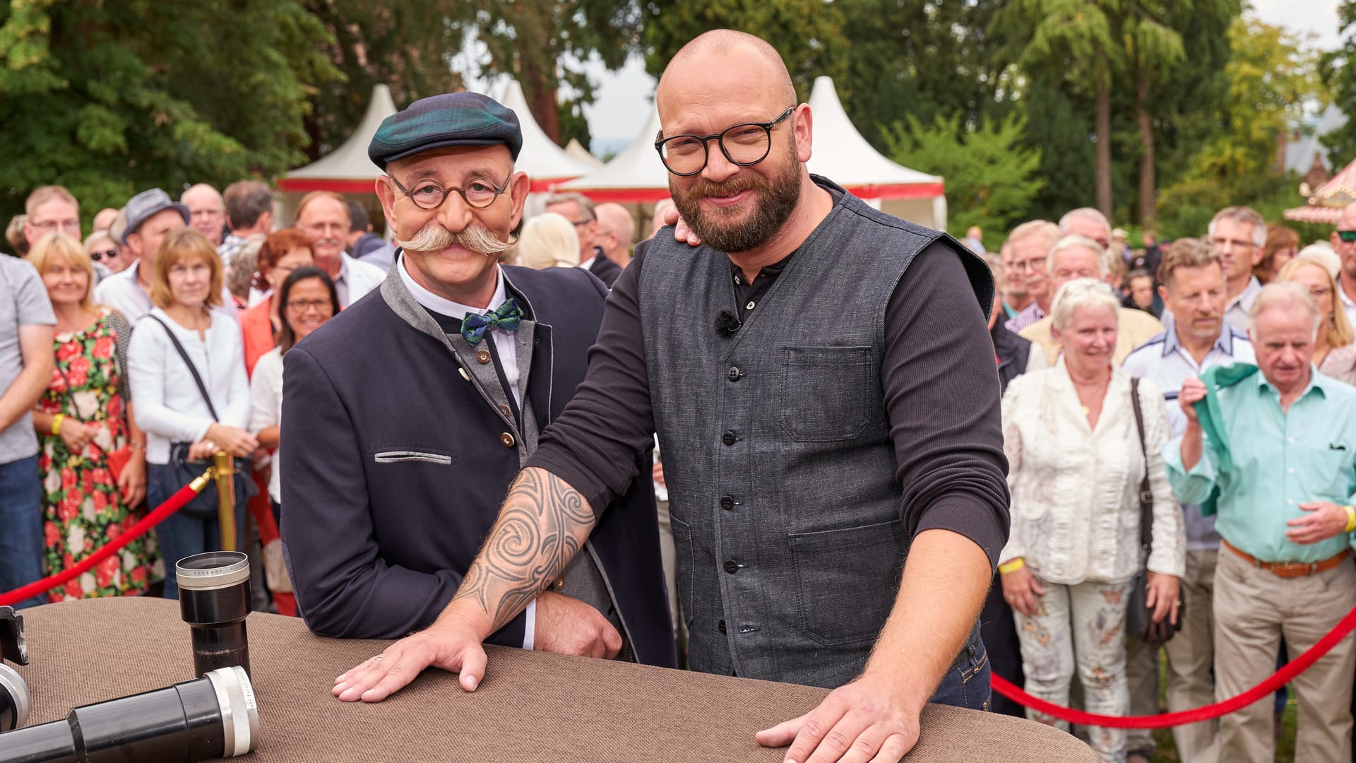 "Bares für Rares": Moderator Horst Lichter und Experte Sven Deutschmanek sind direkt begeistert von dem antiken Objekt.