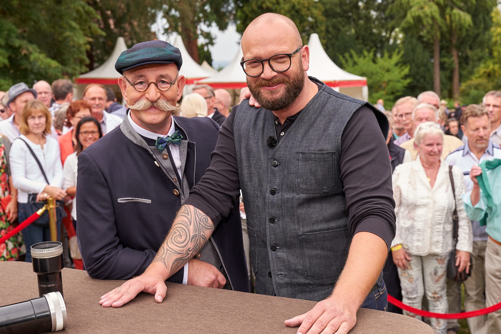 "Bares für Rares": Moderator Horst Lichter und Experte Sven Deutschmanek sind direkt begeistert von dem antiken Objekt.